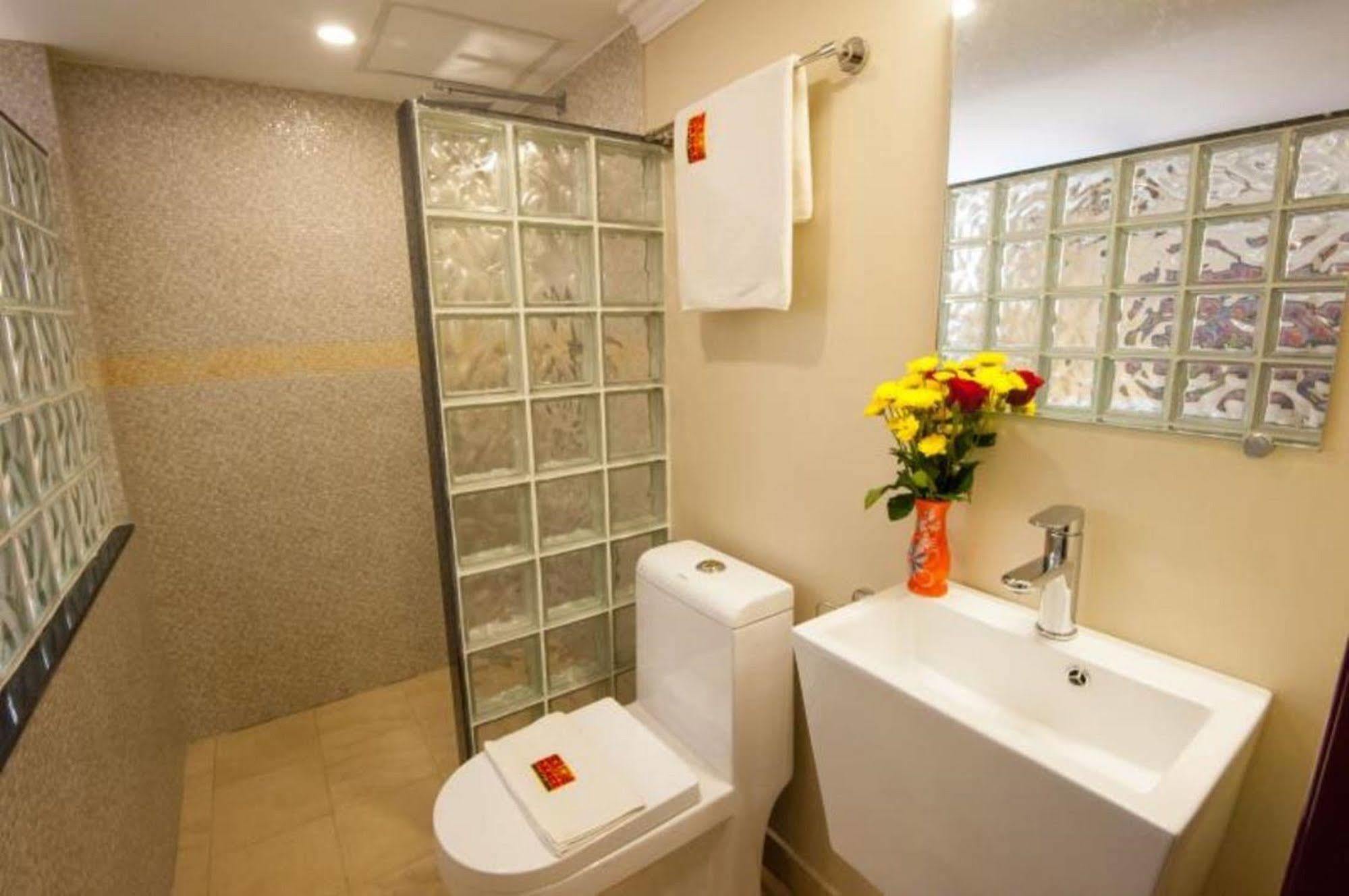 Bar Oz Riverside Guesthouse Phnom Penh Exterior photo