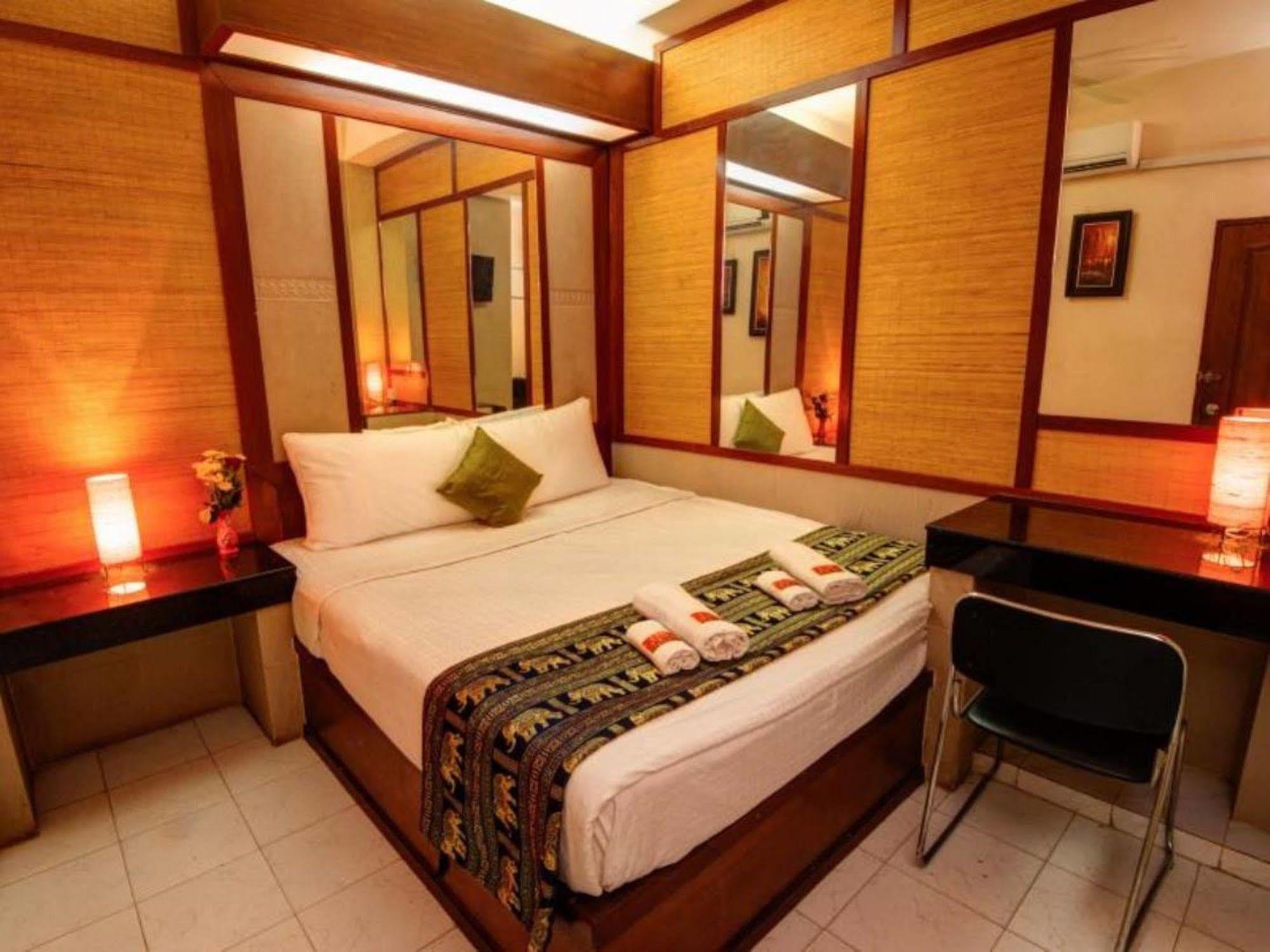 Bar Oz Riverside Guesthouse Phnom Penh Exterior photo