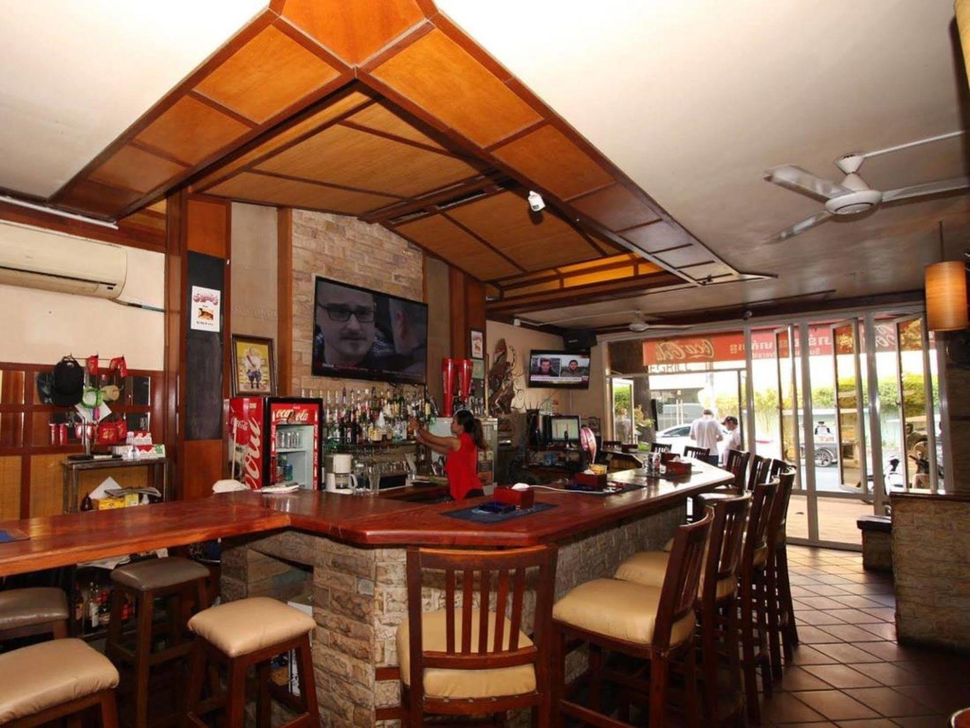 Bar Oz Riverside Guesthouse Phnom Penh Exterior photo