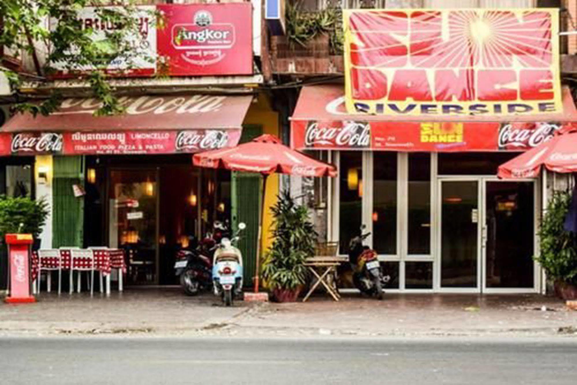 Bar Oz Riverside Guesthouse Phnom Penh Exterior photo