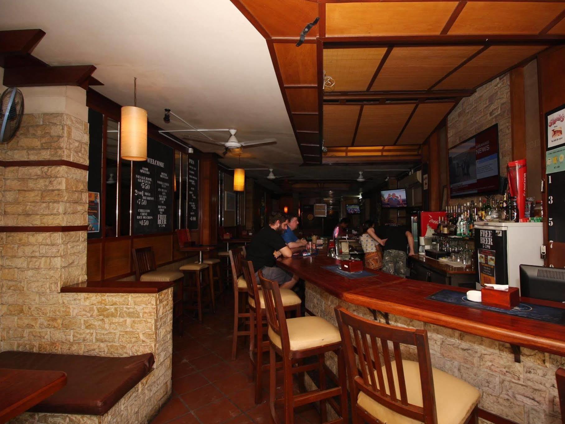 Bar Oz Riverside Guesthouse Phnom Penh Exterior photo